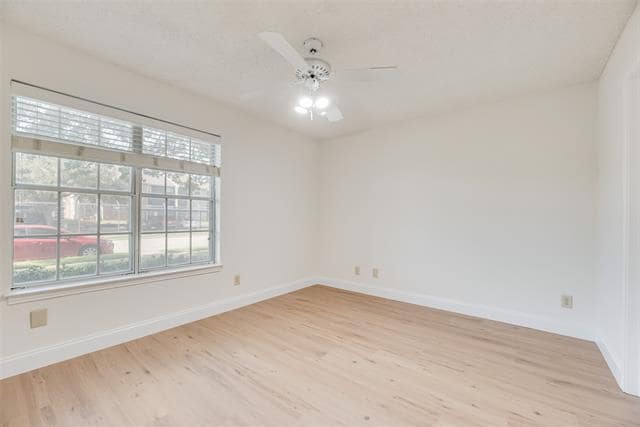 Building Photo - 708 Woodbend Dr