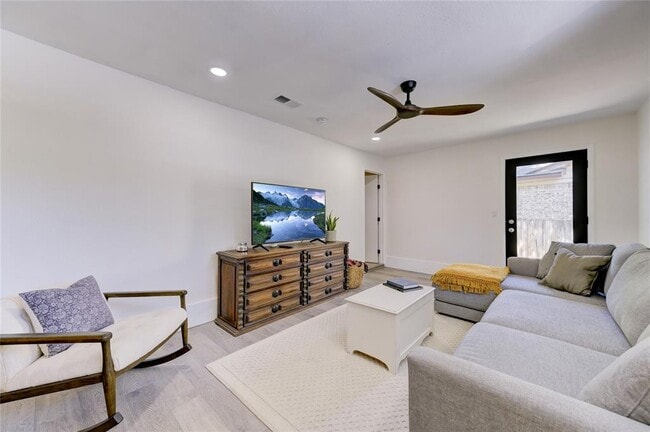 Building Photo - 10104 Oak Hollow Cir
