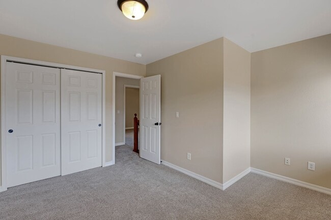 Building Photo - 3 Bedroom townhome