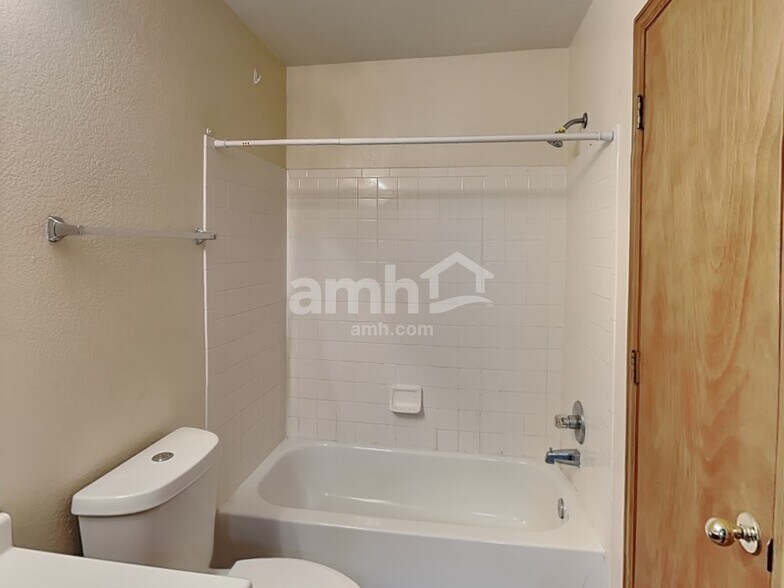 Building Photo - 8952 Cloverleaf Cir