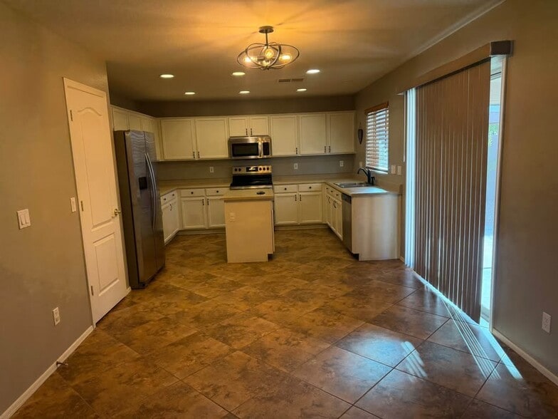 Building Photo - 43810 W Lindgren Dr