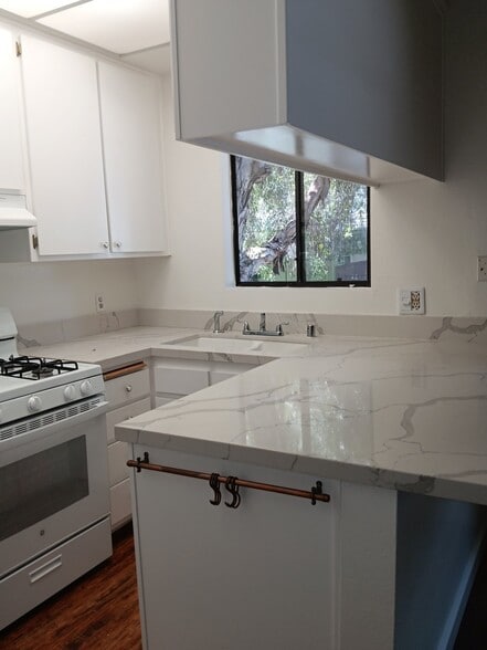 Building Photo - 10965 Fruitland Dr