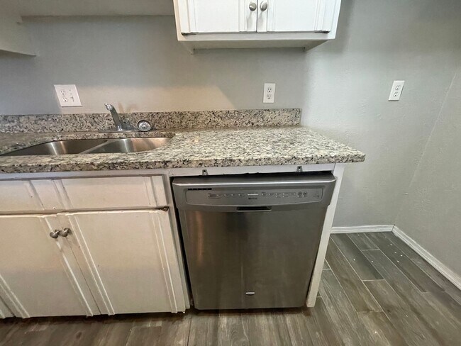 Building Photo - 3 Bed Duplex OKC