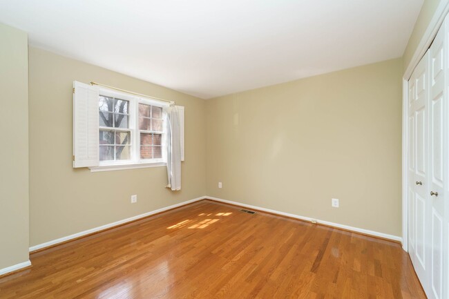 Building Photo - 2 Bedroom 2.5 Bath Condo in Chevy Chase