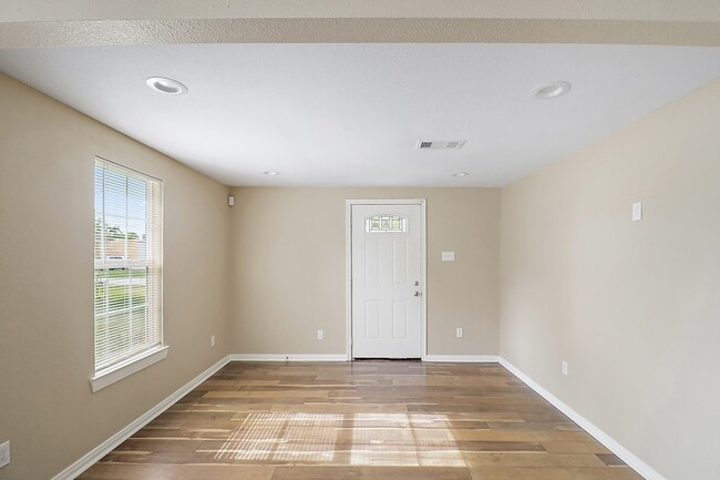 Building Photo - 412 Stowell St
