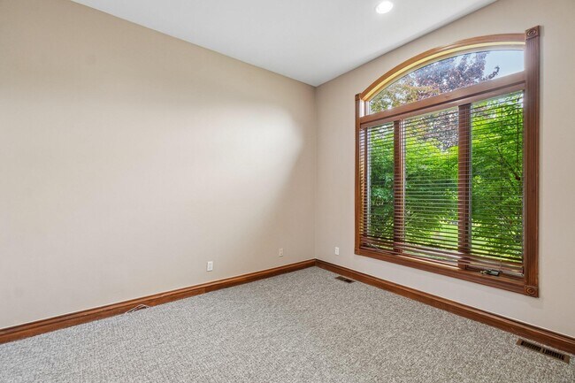 Building Photo - 1819 Brookview Dr