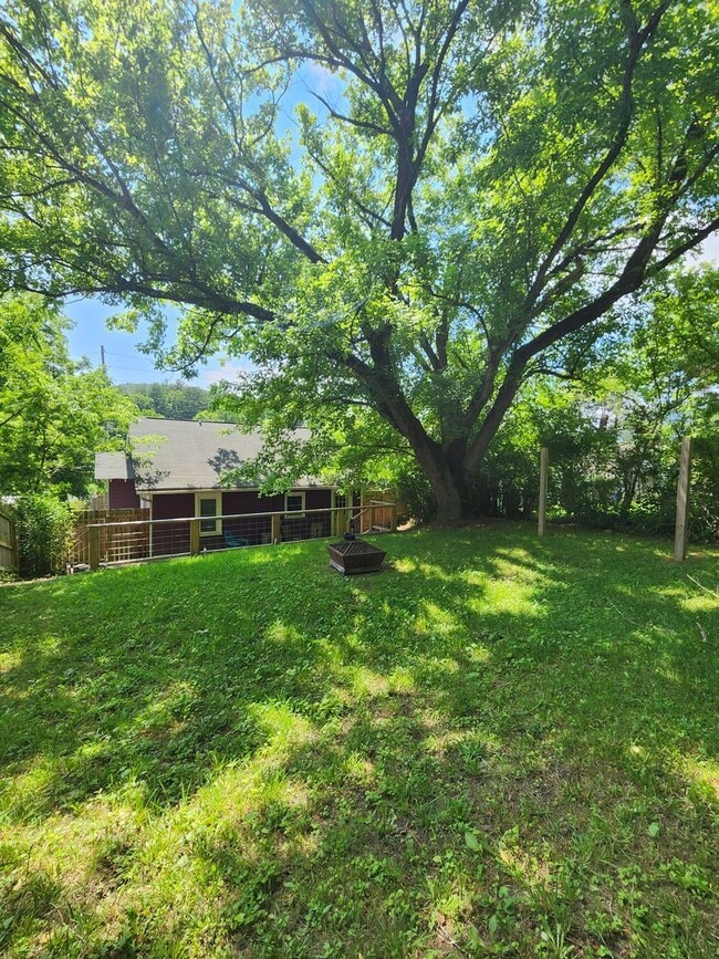 Building Photo - Fairview Bungalow