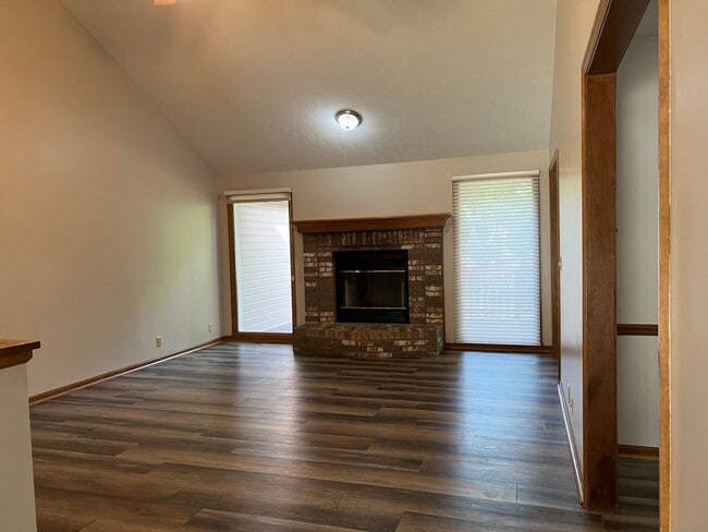 Building Photo - 3 Bedroom With 4th Non-Conforming In Diamo...