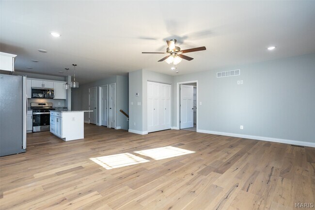 Building Photo - 652 N Kansas St