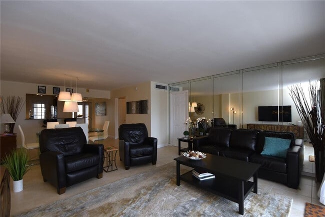 Building Photo - 400 Golden Isles Dr