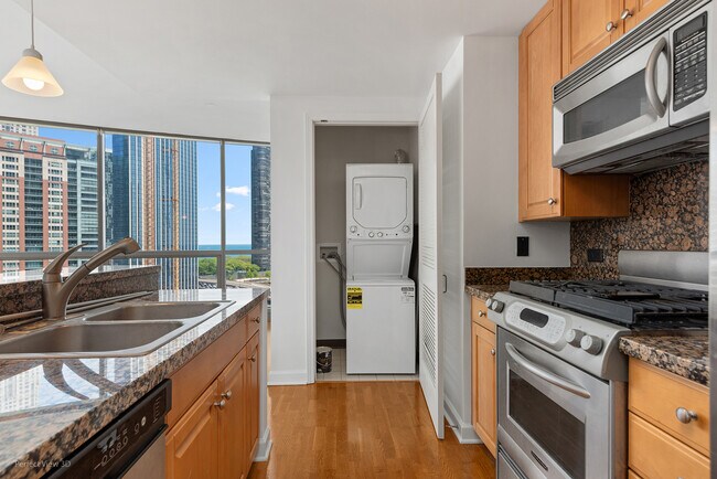 Building Photo - 420 E Waterside Dr