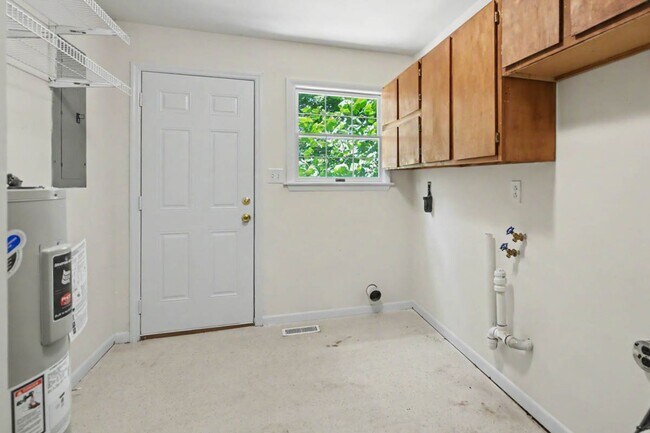 Building Photo - 151 Country Club Dr