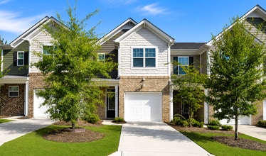 Building Photo - Easy Tega Cay Living in a Thoughtfully Updated Townhome