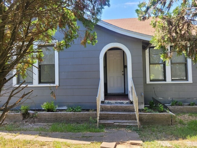 Building Photo - Great Home in Procter St!