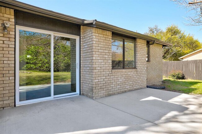 Building Photo - 1403 Greenfield Dr