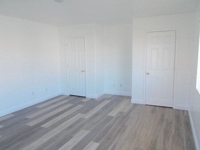 Building Photo - Spacious 4-Bedroom, 2.5-Bathroom Home – Fr...