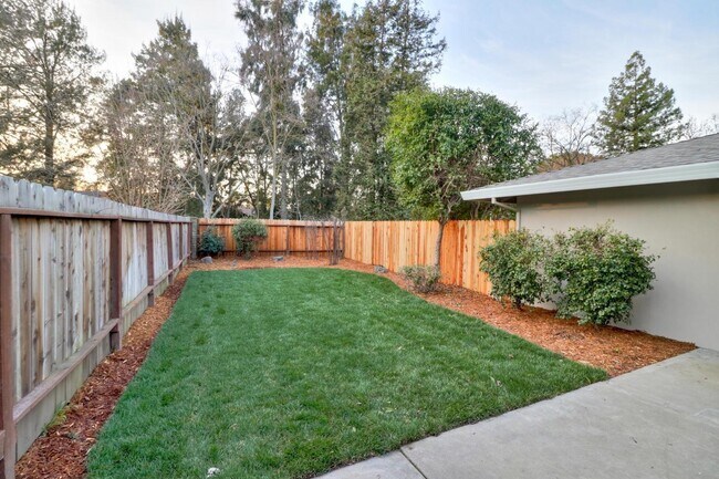 Building Photo - Fall Rental Available 9/1 – Stylish, Upgraded Duplex Near Covell Park