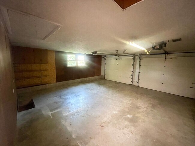 Building Photo - 735 W Kingsley St