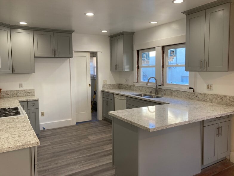 Beautiful Quartz counters - 550 W 37th St