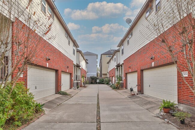 Building Photo - 1422 W 24th St