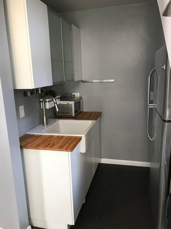 Building Photo - 832.5 Milton St