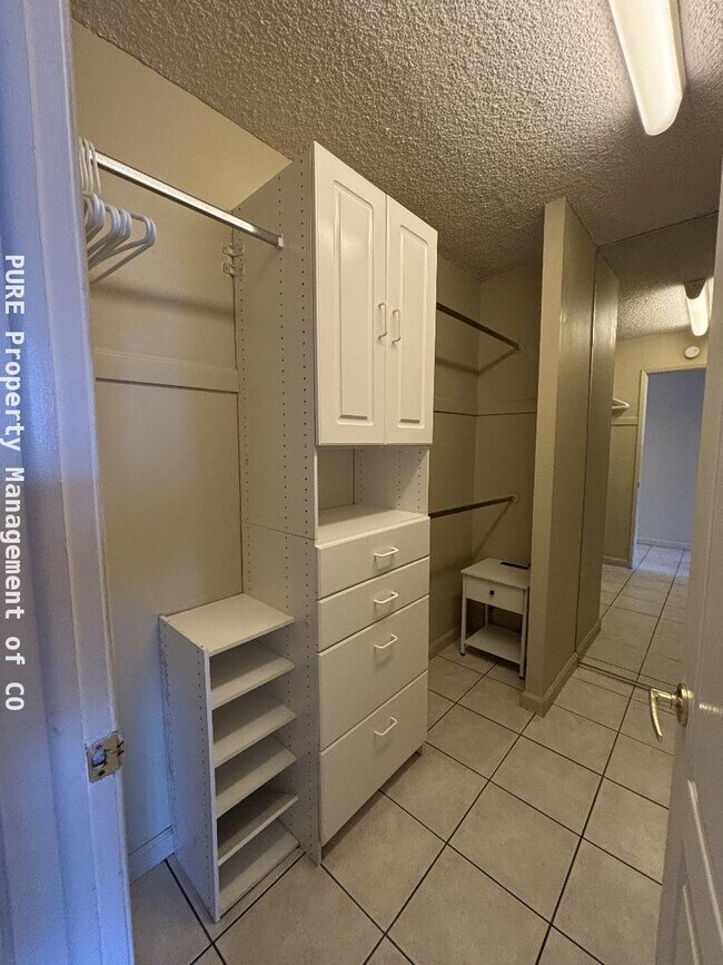 Building Photo - Large furnished studio apartment!