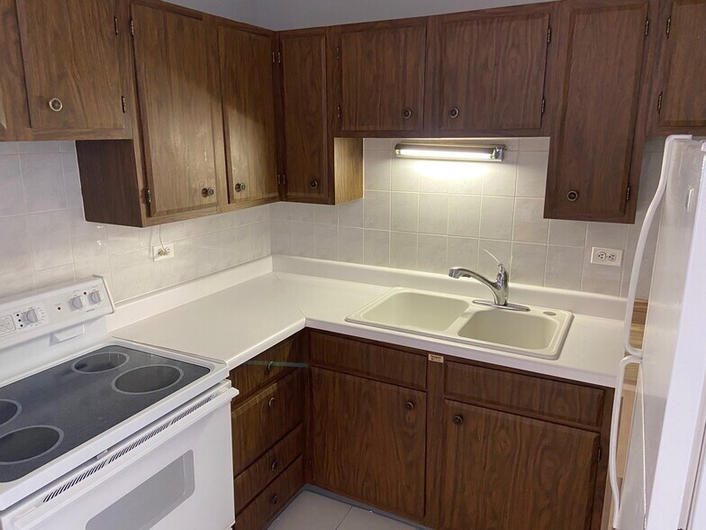 kitchen - 607 W Wrightwood Ave