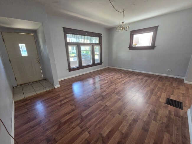 Building Photo - Lower 2 bedroom unit.