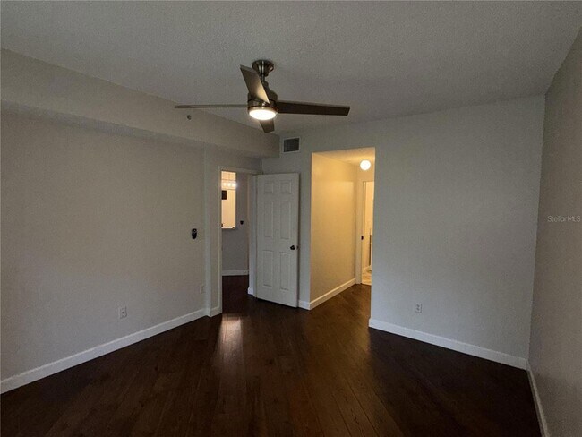 Building Photo - 550 Cranes Way