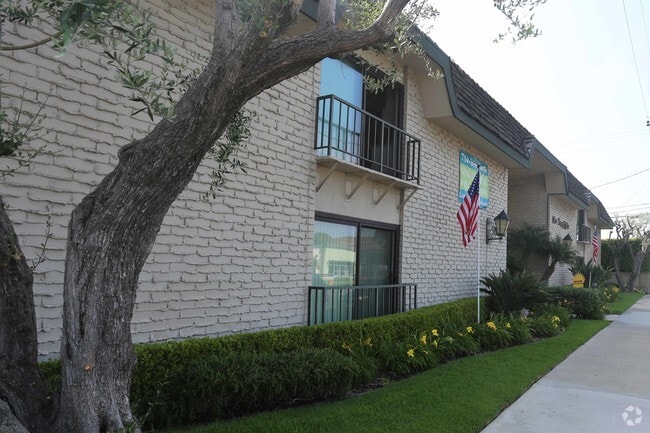 Building Photo - The Lamplighter