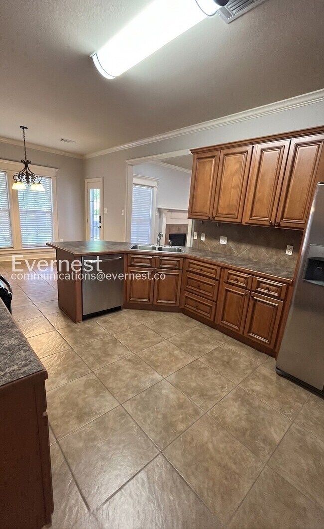 Building Photo - 2835 Plateau Dr