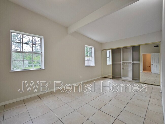 Building Photo - 5517 Lakewood Cir E