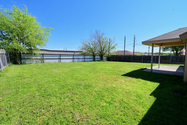 Building Photo - Lovely 3 bedroom 2 bathroom 2 car garage h...