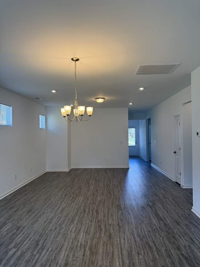 Building Photo - 702 Samuel Dr