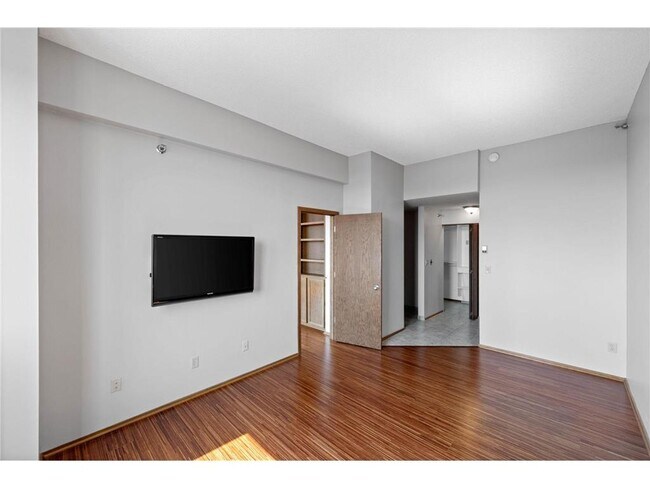 Building Photo - 433 S 7th St