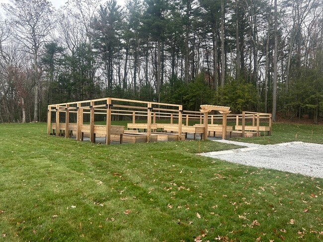 Building Photo - 12 Hope Ln