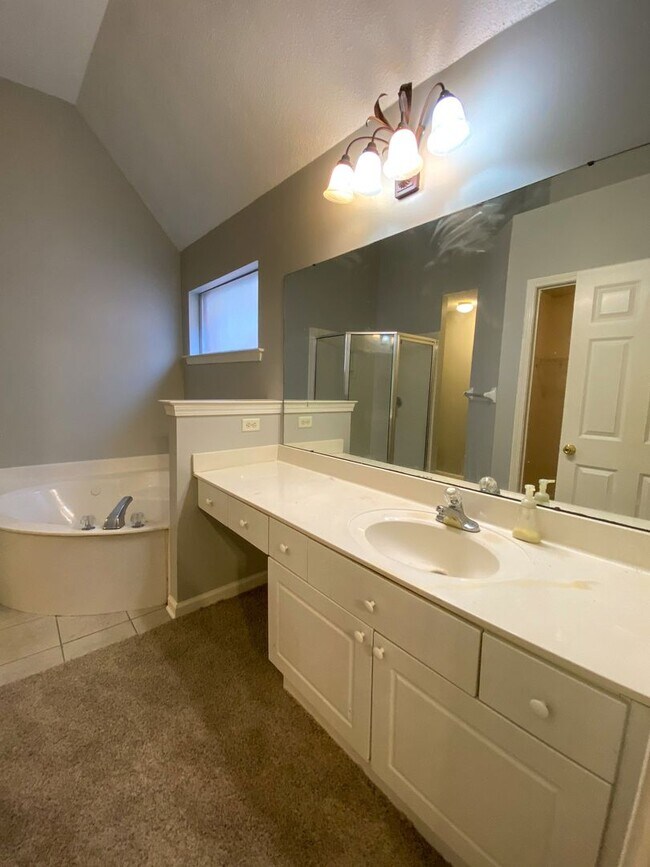 Building Photo - 3 bed, 2 bath in a gated community by Shel...
