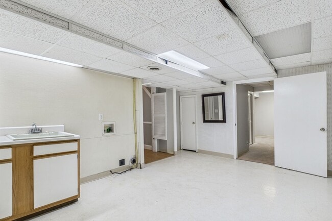 Building Photo - Large Home in Guilford Hills, Hardwood Flo...