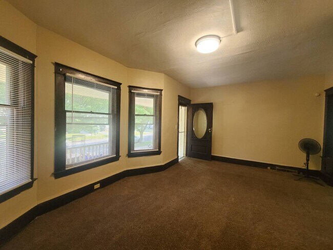 Building Photo - 4219 Daisy Ave