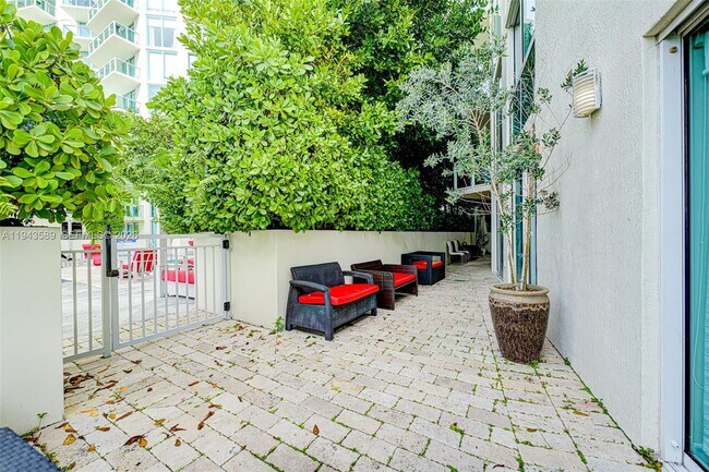 Building Photo - 200 Sunny Isles Blvd