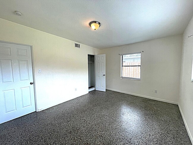 Building Photo - 218 N Lakeland Ave