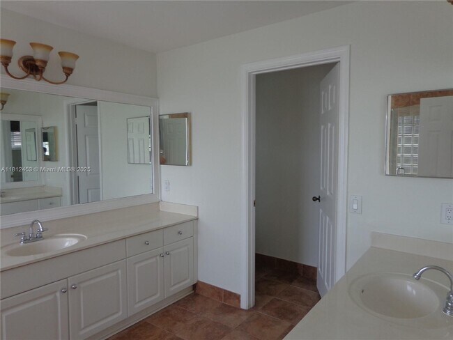 Building Photo - 991 Crestview Cir