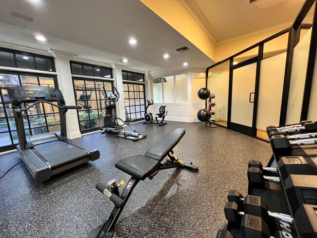 Building Photo - 435 N Oakhurst Dr