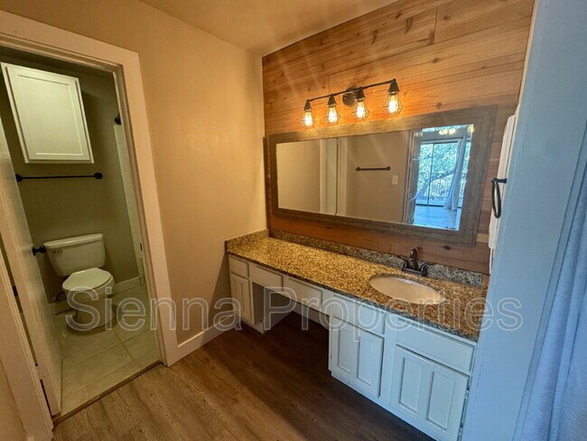Building Photo - 1202 Thorpe Ln