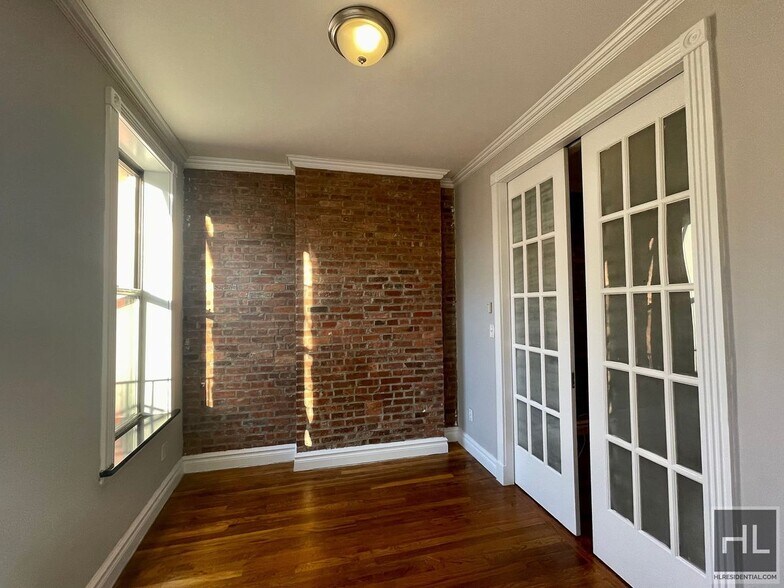 Building Photo - Mott Street