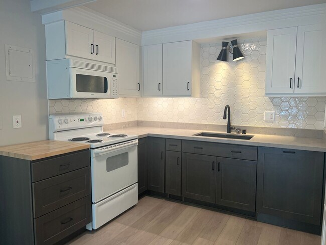 Building Photo - Newly Remodeled Condo on Capitol Hill - Close to UW