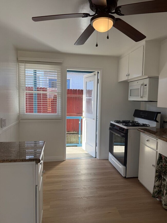 Building Photo - 1033-1035 Bath Lane