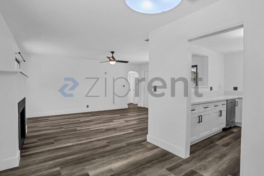 Building Photo - Unit 807