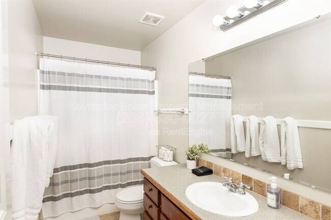 Building Photo - 879 N Traquair Pl