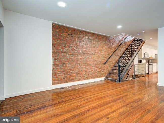 Building Photo - 2316 E Cambria St